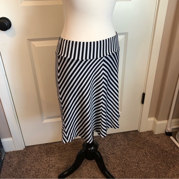 Maurice’s skirt size small - Picture 2 of 7